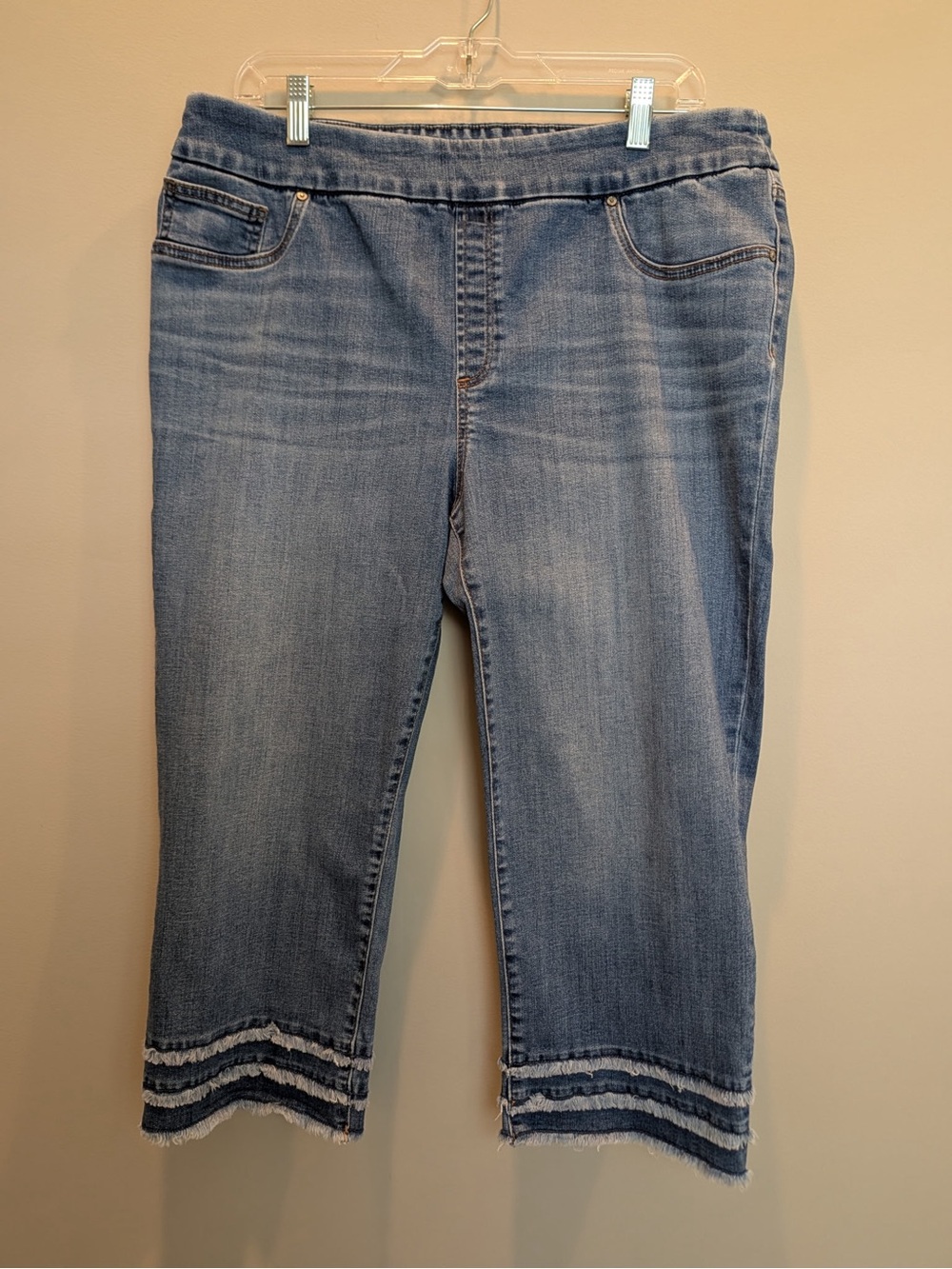 CHICOS - Women’s Light Blue Denim Crop Jeans with Frayed Hem. Pull up